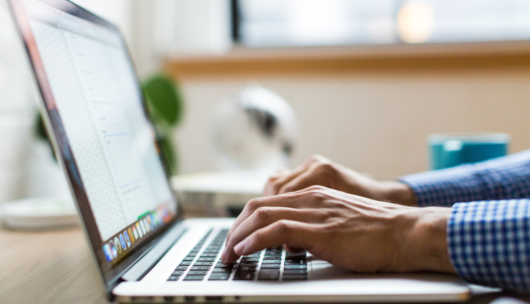 Програміст розробляє сайт та друкує на клавіатурі